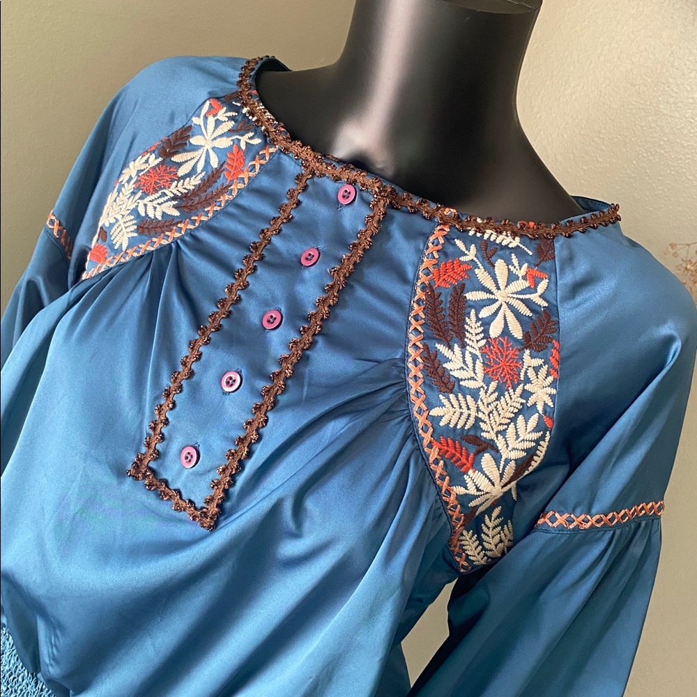 Hazel Blue Floral Embroidered Rodeo Festive Blouse NWoTs - Picture 4 of 13